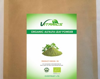 Può includere: Un sacchetto di carta marrone contenente polvere di foglie di erba medica biologica Vitanics. L'etichetta presenta un grafico verde di un mucchietto di polvere verde con foglie, il testo Product Origin: EU e istruzioni per il consumo.