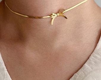 Collana girocollo con fiocco per una raffinatezza chic