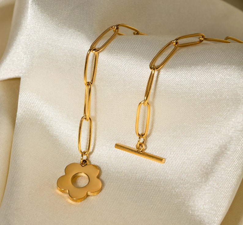 Collana di fiori minimalista per un'eleganza senza tempo immagine 3