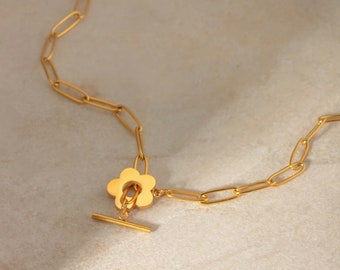 Collana di fiori minimalista per un'eleganza senza tempo