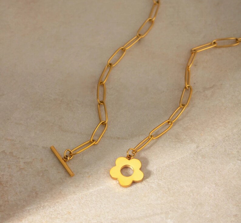 Collana di fiori minimalista per un'eleganza senza tempo immagine 2