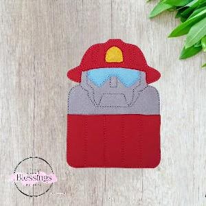 Può includere: Un'applicazione in feltro a tema pompiere in rosso, grigio e giallo. Il design presenta un casco da pompiere rosso con un accento giallo, una maschera antigas grigia e un corpo rosso. L'applicazione è probabilmente per l'artigianato o l'abbellimento.