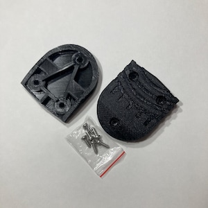 Puede incluir: Repuestos de tacones de zapatos de claqué negros impresos en 3D con una bolsa de tornillos plateados. Los repuestos de tacón tienen una superficie texturizada y una forma curva. El juego incluye dos piezas de tacón y tornillos para la instalación.