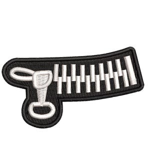 Può includere: Toppa ricamata con un design a cerniera nera con denti bianchi e un tirante bianco. La toppa ha un bordo nero, adatta per abbigliamento o accessori.