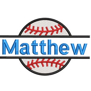 Op de afbeelding: Een honkbal-thema ontwerp met de naam "Matthew" in blauw, tegen een witte honkbal met rode stiksels. De naam is gecentreerd in een zwarte horizontale balk, wat een sportieve en gepersonaliseerde uitstraling creëert.