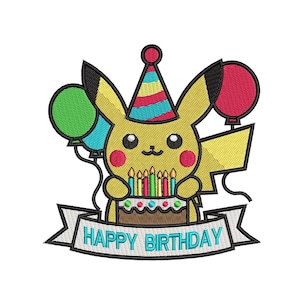 Może przedstawiać: Żółta postać z kreskówki Pikachu w czapce urodzinowej trzymająca tort urodzinowy z zapalonymi świeczkami. Postać otoczona jest balonami i banerem z napisem "Happy Birthday".