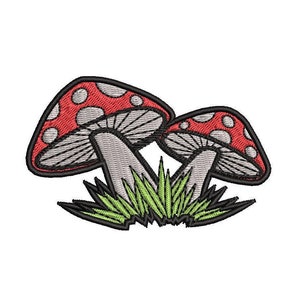 K&ouml;nnte beinhalten: Zwei rote und wei&szlig;e Pilze mit wei&szlig;en Punkten auf den H&uuml;ten, die in gr&uuml;nem Gras wachsen.