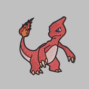 Puede incluir: Parche bordado con una criatura roja con forma de dragón y una llama en la cola. La criatura tiene una expresión decidida, con ojos azules y garras color canela. El diseño está delineado en negro, sobre un fondo gris.