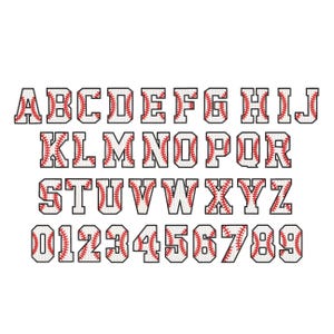 Op de afbeelding: Een complete alfabet- en cijferreeks, waarbij elke letter en elk cijfer is ontworpen om op een honkbal te lijken. De letters en cijfers zijn wit met rode stiksels, perfect voor sportthema-ambachten of kleding.