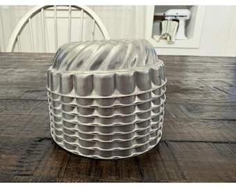 Vintage Jello Aluminum Mini Bundt Small Cake Molds Tart Baking Pans Set of 8