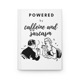 Puede incluir: Ilustración en blanco y negro de una pareja sentada a una mesa, tomando café. El texto "POWERED by caffeine and sarcasm" está por encima de la imagen.