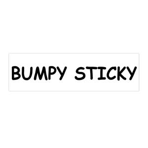 Può includere: Un adesivo rettangolare bianco con le parole "BUMPY STICKY" in grassetto nero, in stile scritto a mano. Il testo è centrato sull'adesivo.