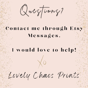 Peut inclure: Un fond rose avec des paillettes dor&eacute;es. Le texte "Questions?" est &eacute;crit en cursive noire. Le texte "Contact me through Etsy Messages." est &eacute;crit en noir. Le texte "I would love to help!" est &eacute;crit en noir. Le texte "Xo" est &eacute;crit en cursive dor&eacute;e. Le texte "Lovely Chaos Prints" est &eacute;crit en cursive noire.