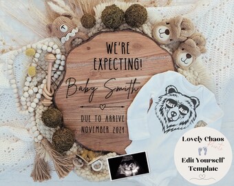 Könnte beinhalten: Ein Holzschild mit dem Text "We're Expecting! Baby Smith Due to Arrive November 2021" umgeben von Babyartikeln wie einem Strampler mit einem Bärenmotiv, einer Rassel und einem Ultraschallbild.