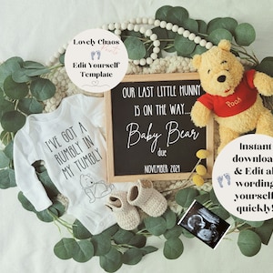 Peut inclure: Une grenouill&egrave;re blanche avec le texte "I've got a rumbly in my tummy" et un dessin anim&eacute; de Winnie l'ourson. Un panneau d'ardoise indique "Our last little hunny is on the way... Baby Bear due November 2021". Un ourson en peluche Winnie l'ourson est en arri&egrave;re-plan.