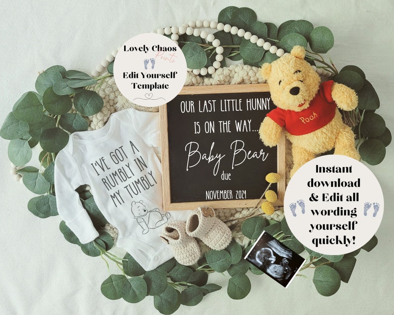 Peut inclure: Une grenouill&egrave;re blanche avec le texte "I've got a rumbly in my tummy" et un dessin anim&eacute; de Winnie l'ourson. Un panneau d'ardoise indique "Our last little hunny is on the way... Baby Bear due November 2021". Un ourson en peluche Winnie l'ourson est en arri&egrave;re-plan.