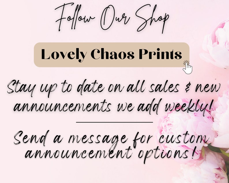 Peut inclure: Un fond floral rose et blanc avec un rectangle beige qui dit "Lovely Chaos Prints". Le texte ci-dessous dit "Restez au courant de toutes les ventes et des nouvelles annonces que nous ajoutons chaque semaine ! Envoyez un message pour des options d'annonce personnalis&eacute;es !"