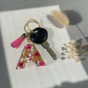 Porte clés en résine personnalisable avec fleurs séchées et pompons image 3
