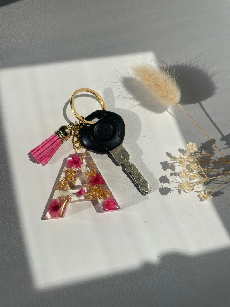 Porte clés en résine personnalisable avec fleurs séchées et pompons image 3