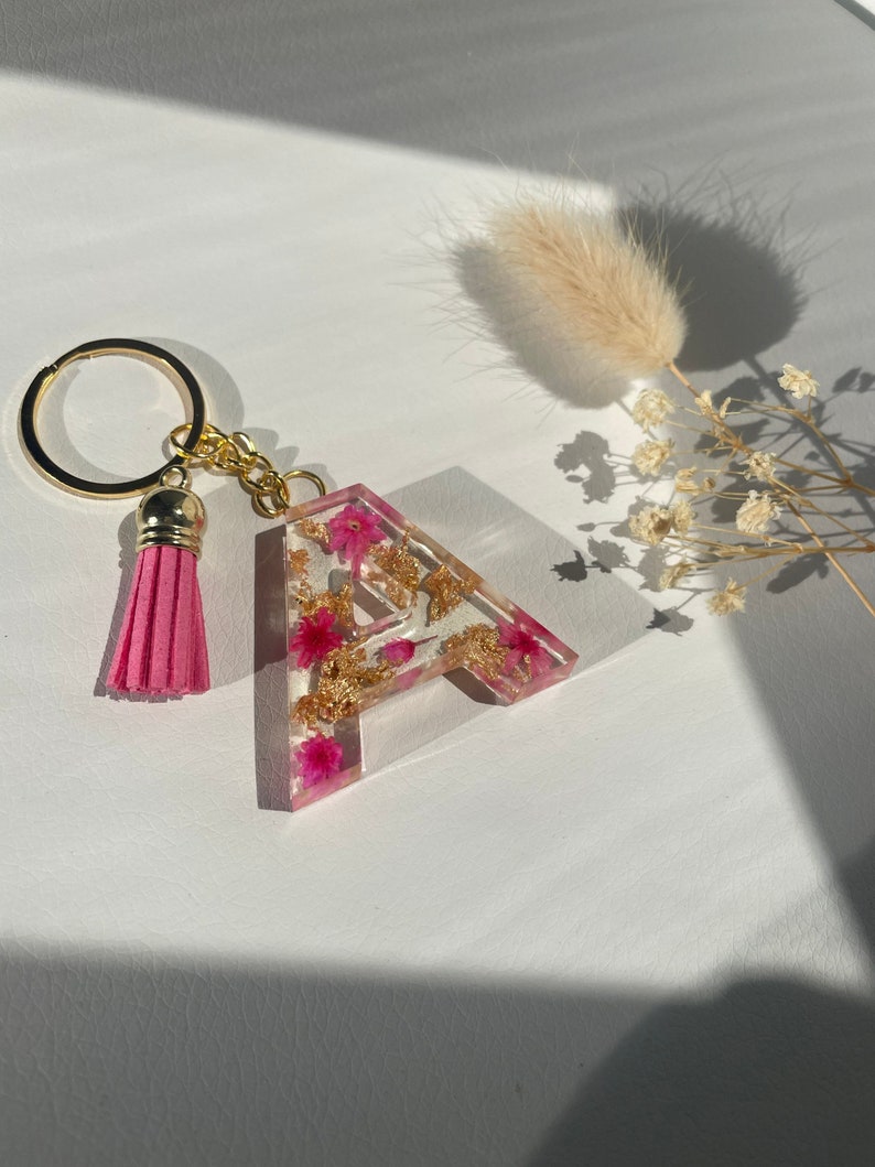 Porte clés en résine personnalisable avec fleurs séchées et pompons image 2