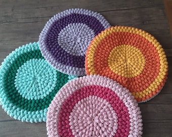 Handgebreide kleurrijke kussensloop woondecoratie: rond katoenen kussen, verandadecor