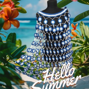 Puede incluir: Un top de ganchillo azul y blanco hecho a mano con un diseño abierto único. El top se muestra en un maniquí negro, con las palabras "Hello Summer" en escritura blanca. El fondo presenta follaje tropical y una escena de playa.