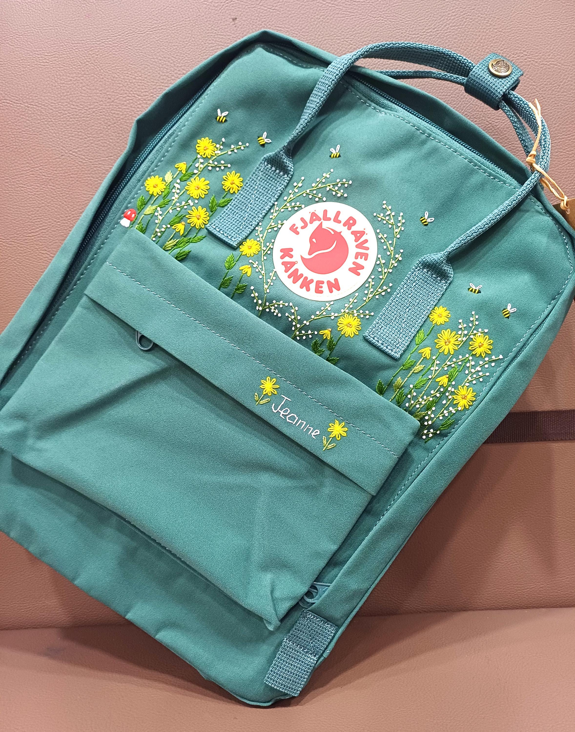 Fjällräven Kånken Backpack With Yellow Daisy Embroidery  display picture 2