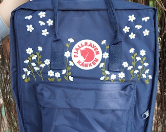 Handstickerei auf fjällräven kanken Rucksack mit Gänseblümchen-Blumen / benutzerdefinierte Kanken gestickte Gänseblümchen-Blume / alles Gute zum Geburtstaggeschenk