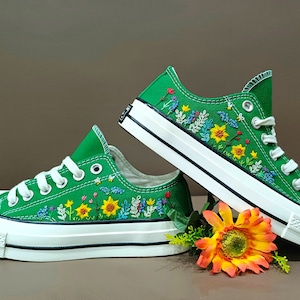 Chaussures Converse basses brodées de tournesols/Converse Chuck Taylor Custom des années 1970 brodée de tournesols colorés