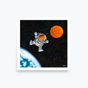 Space basketball - Poster spazio - Un astronauta che gioca a basket - Illustrazione surreale - Stampa giclée su carta opaca di alta qualità