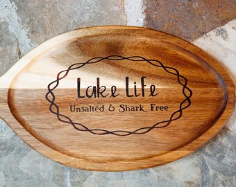Lake Life - Sin sal y sin tiburones - Bandeja de madera con forma de pez