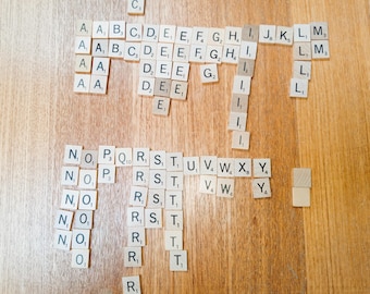 Juego incompleto de fichas de Scrabble de madera