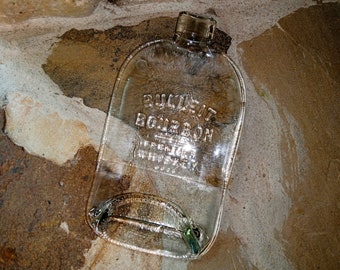 Botella de bourbon Bulleit aplanada