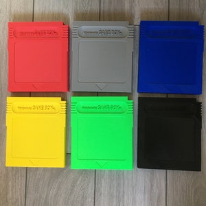 巨大サイズの任天堂ゲームボーイカートリッジを選択し、色を選択し、ラベルを選択するか、独自のラベルをデザインします