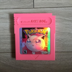 プリンポケモンの巨大サイズゲームボーイカートリッジ。ゲームルームの壁の装飾やディスプレイに最適です。