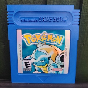 ポケモン ブルー ジャイアント サイズの任天堂ゲームボーイ カートリッジ。ゲーム ルームの壁の装飾/ディスプレイに最適なギフト アイデアです。