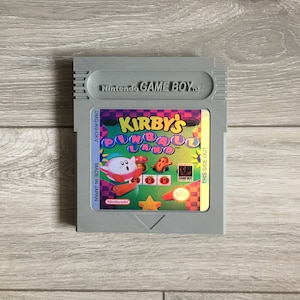 カービィのピンボールランドの巨大サイズの任天堂ゲームボーイカートリッジ。ゲームルームの壁の装飾/ディスプレイに最適なギフトアイデアです。