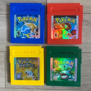 バンパー 4 パック、巨大サイズの任天堂カートリッジ、赤、緑、黄、青のポケモンカートリッジ (4 パック)