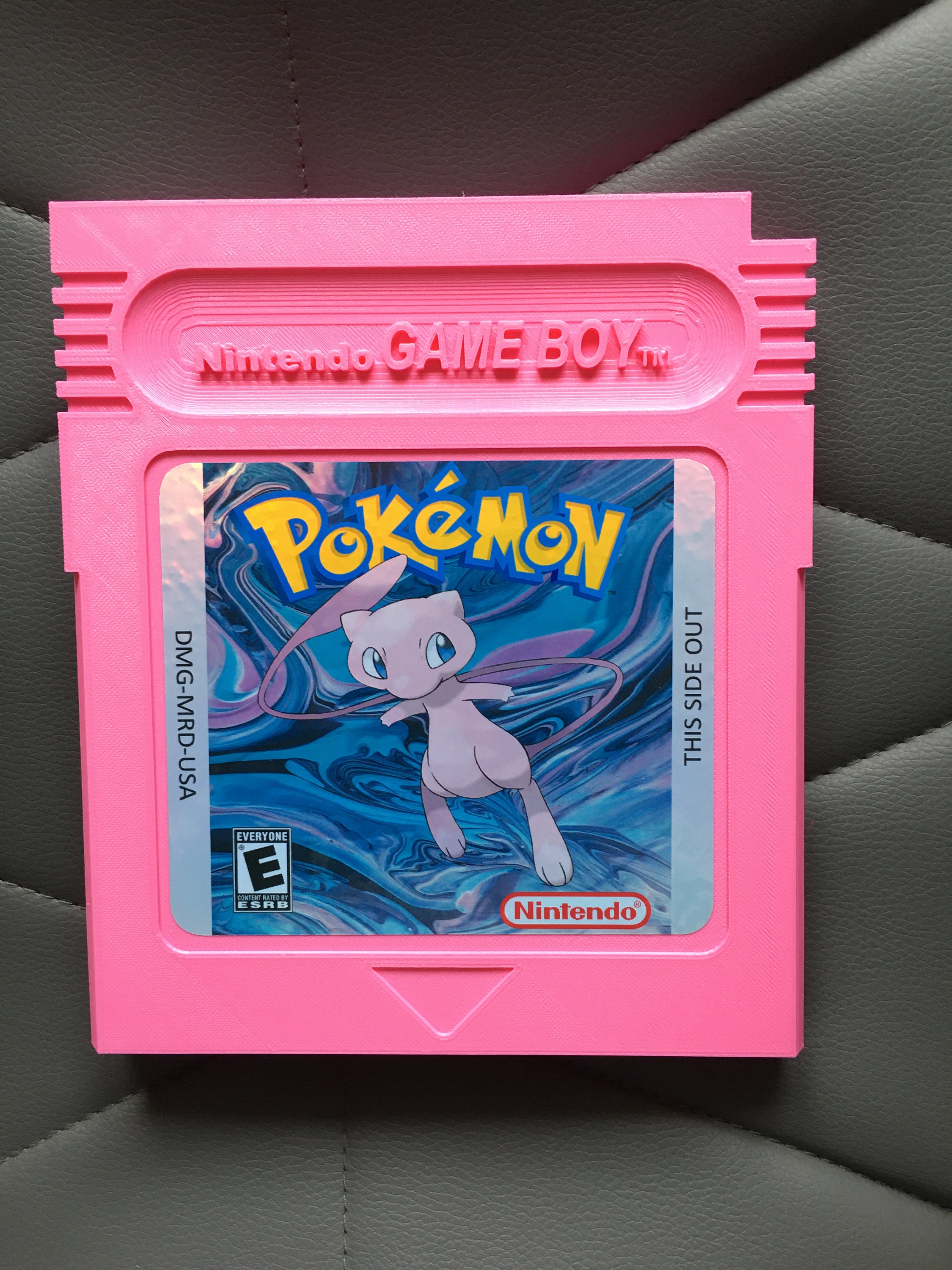 ポケモン ミュウ、巨大サイズの任天堂ゲームボーイ ピンク