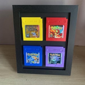ポケモンコレクションの拡大版ゲームボーイカートリッジが木製フレームに取り付けられています。ゲームルームの壁の装飾/ディスプレイに最適なギフトアイデアです。