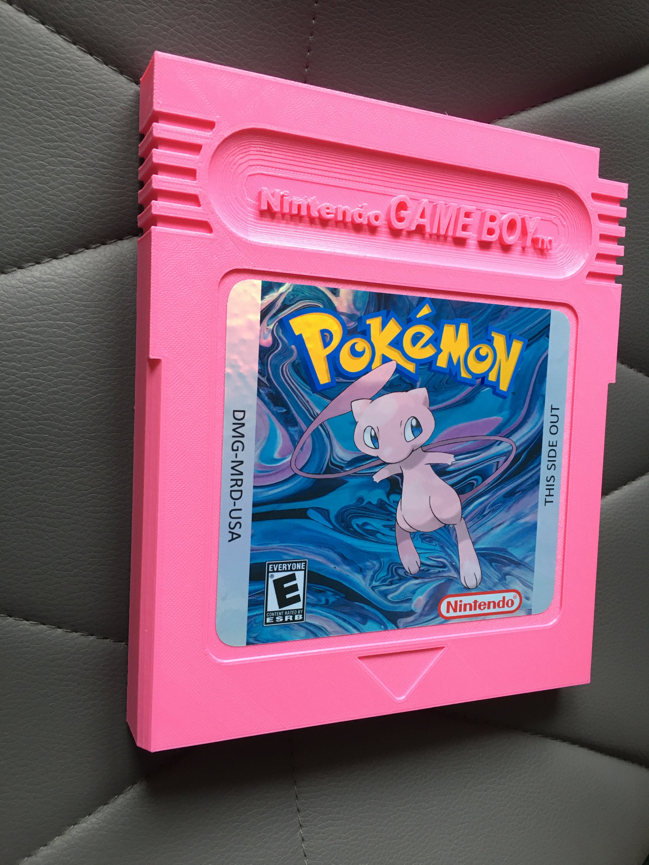 ポケモン ミュウ、巨大サイズの任天堂ゲームボーイ ピンク