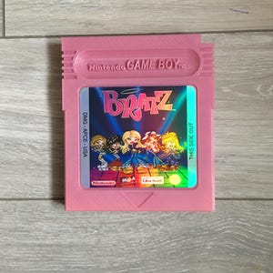 Bratz 巨大サイズの任天堂ゲームボーイ カートリッジ。ゲーム ルームの壁の装飾やディスプレイに最適なギフト アイデアです。