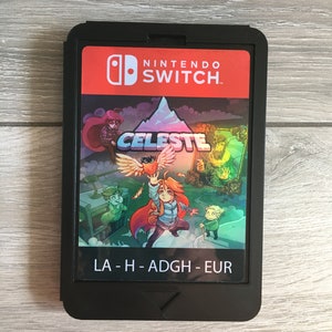 巨大サイズの Nintendo Switch カートリッジ、Celeste。ゲームルームの壁の装飾/ディスプレイに欠かせないアイテムです。
