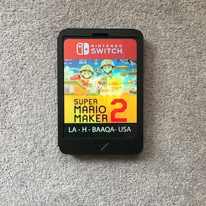 巨大サイズの Nintendo Switch カートリッジ、スーパーマリオメーカー 2。ゲームルームの壁の装飾/ディスプレイに必須のアイテムです。