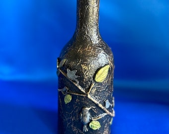 Vase en forme de bouton d'oiseau, technique mixte