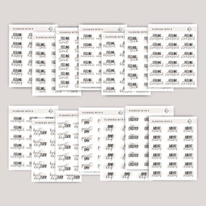 Może przedstawiać: Zestaw 10 drukowanych naklejek do planera z różnymi frazami, w tym "Feeling Happy", "Feeling Tired", "Feeling Anxious", "Feeling Blessed", "Feeling Sick", "Feeling Stressed", "Feeling Annoyed", "Best Day Ever", "Great Day", "Bad Day", "Excited" i "Great News".