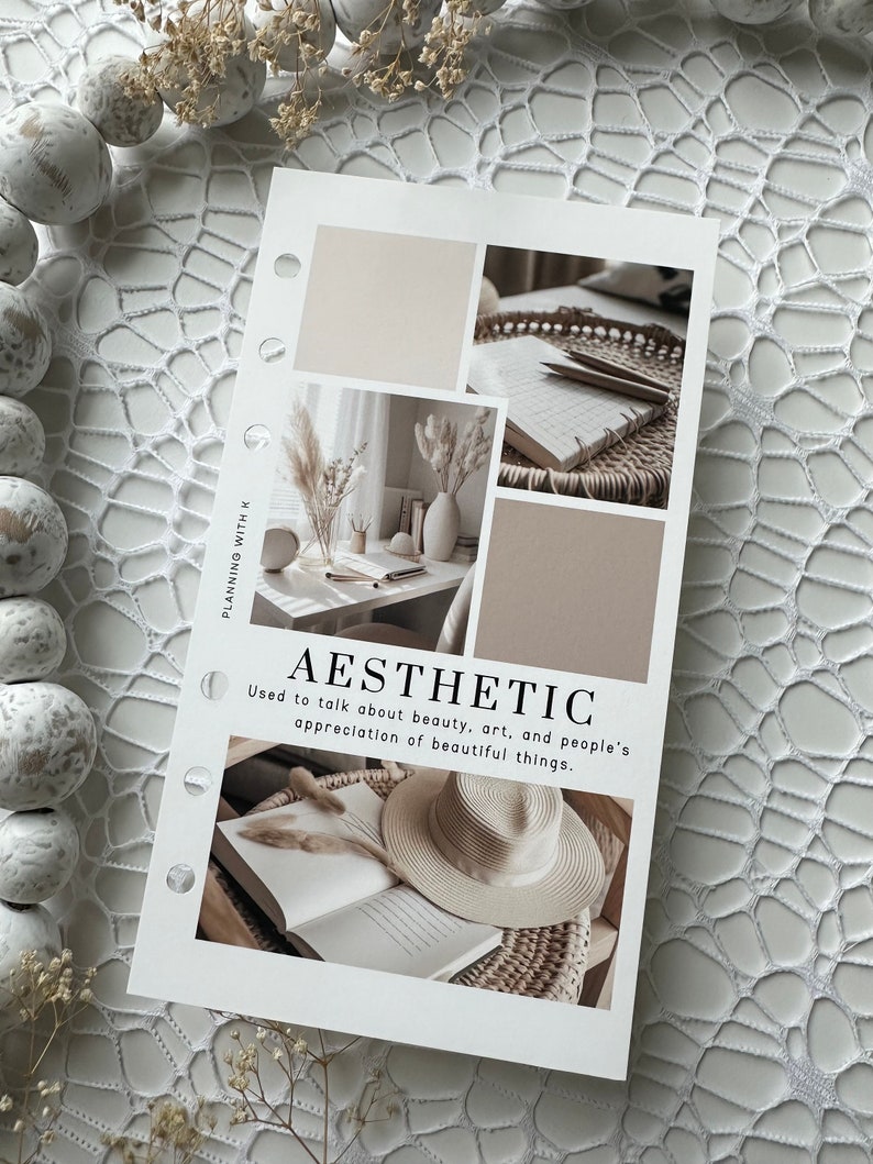 Pode incluir: Uma colagem de imagens com uma paleta de cores neutras que apresenta um livro, um chap&eacute;u, um vaso com flores secas e um caderno numa bandeja tecida. O texto "AESTHETIC" est&aacute; escrito em preto com a defini&ccedil;&atilde;o "Usado para falar sobre beleza, arte e a aprecia&ccedil;&atilde;o das coisas belas pelas pessoas."