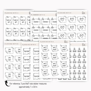 Peut inclure: Un ensemble d'autocollants de planificateur noir et blanc avec différents motifs, notamment des notes, des cœurs et des timbres. Les autocollants sont étiquetés "Planning with K" et présentent des phrases comme "J'adore ça !" et "N'oubliez pas !". Les autocollants mesurent environ 2,5 cm sur 2 cm.
