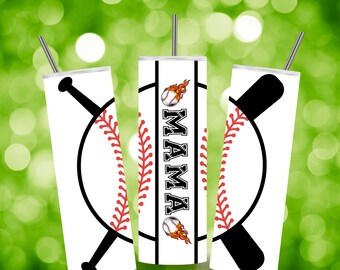 Puede incluir: Tres vasos blancos con un diseño de béisbol. El vaso del centro tiene la palabra "MAMA" en negro con una pelota de béisbol y llamas. Los vasos tienen un diseño de puntadas de béisbol negro y rojo.