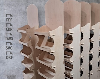 Könnte beinhalten: Ein Satz von sechs Holz-Display-Regalen mit jeweils sechs Regalböden. Die Regale sind aus Sperrholz gefertigt und haben eine natürliche Holzoptik. Die Regalböden sind gebogen und haben einen leichten Rand, um zu verhindern, dass Gegenstände herunterfallen. Die Regale sind für den freistehenden Einsatz konzipiert und können zur Präsentation einer Vielzahl von Produkten verwendet werden.